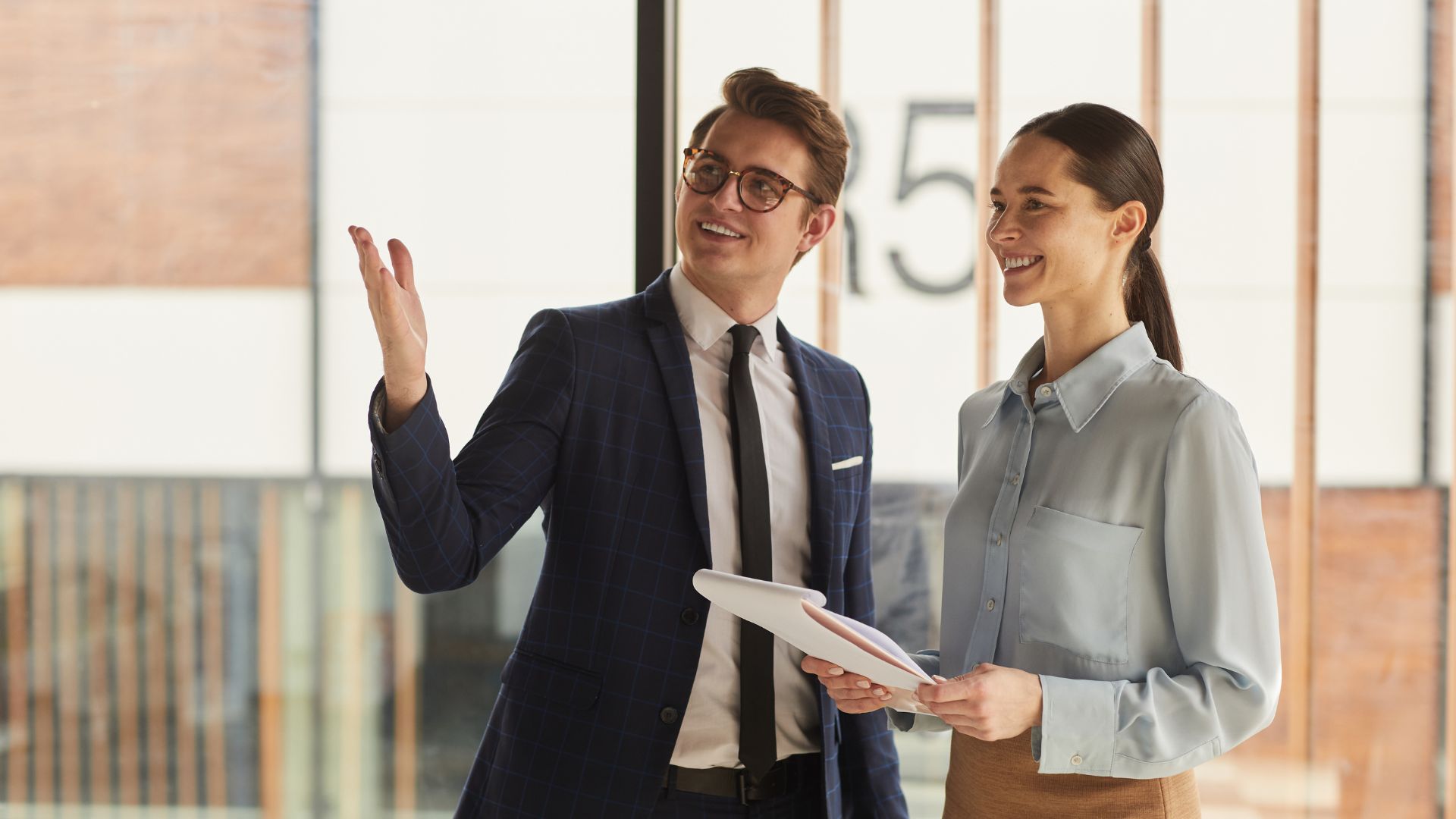 conseiller immobilier avec une femme 