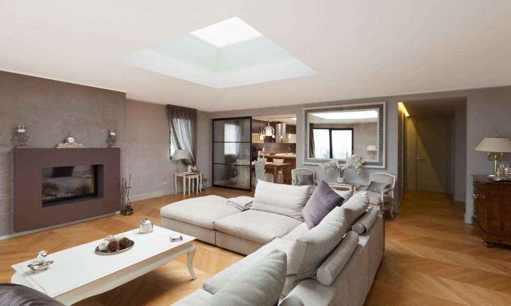 intérieur d'un appartement neuf avec des canapés gris 